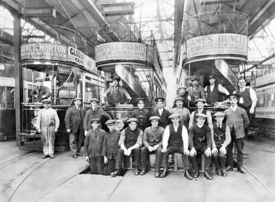 Royaume-Uni : Tramways et équipages dans le dépôt de tramways sur Oswald Road. Kircaldy, vers 1910 - Unbekannt