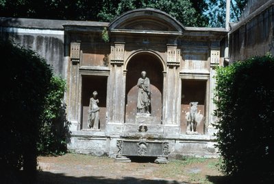 Vue du jardin, détail de la fontaine avec sarcophage romain et statuaire - Unbekannt