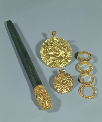 Pierre à aiguiser et anneaux avec décoration granulée, Suse, Iran, période élamite, vers 1150 av. J.-C. (or) - Unbekannt