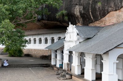 Bâtiment blanc sous une paroi rocheuse; temple de la grotte; Temple d