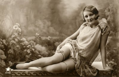 Femme en robe légère, vers début 1900 (carte postale) - Alec Hunter