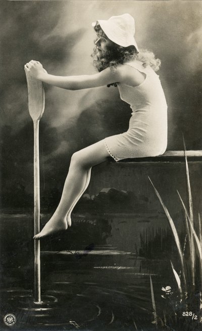 Femme en chemise de nuit, c. début 1900 (carte postale) - Alec Hunter