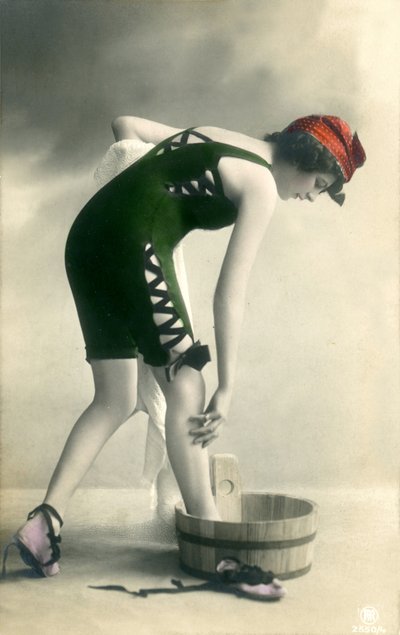 Femme en maillot de bain, c. début 1900 (carte postale) - Alec Hunter