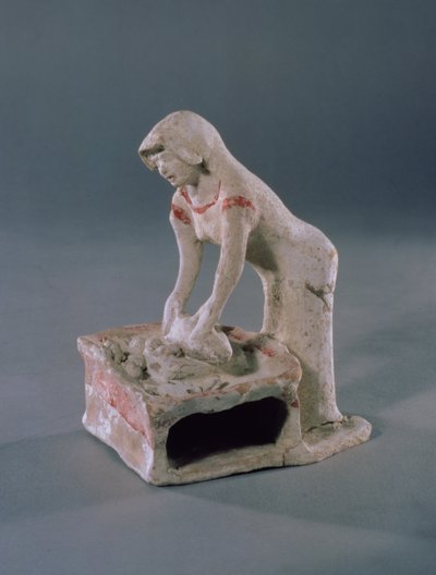 Femme pétrissant du pain sur une dalle carrée, grecque, d