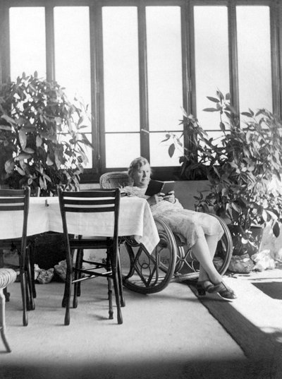 Femme assise dans un fauteuil à bascule, lisant un livre. Vers 1915. Allemagne. Photo historique, femme lisant, vers 1915. - Unbekannter Künstler