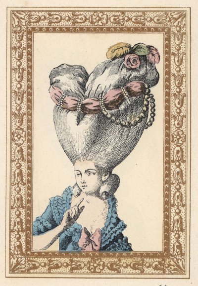 Femme avec cheveux relevés sur un pouf et décorés de fleurs, perles et d