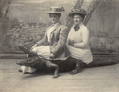 Femmes assises sur un alligator empaillé, vers 1905 - Unbekannter Künstler