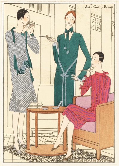 Femmes fumant dans un intérieur chic en robe de dîner, lame dorée et velours vert, robe d