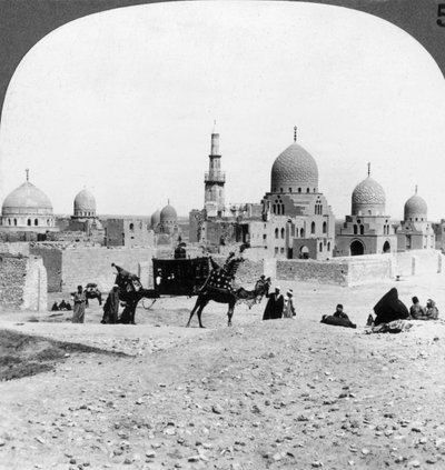 Un navire du désert passant devant les tombes des anciens dirigeants musulmans, Le Caire, Égypte, 1905 - Underwood and Underwood