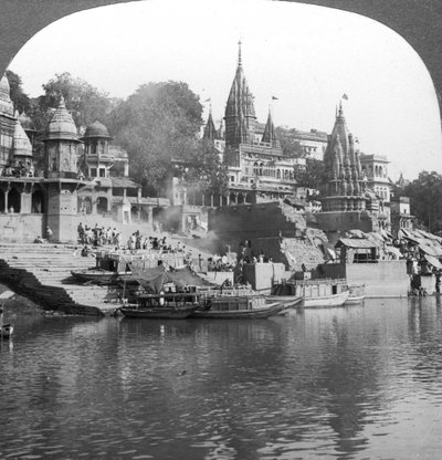 Un ghat en feu sur le Gange à Bénarès Varanasi, Inde, années 1900 - Underwood and Underwood