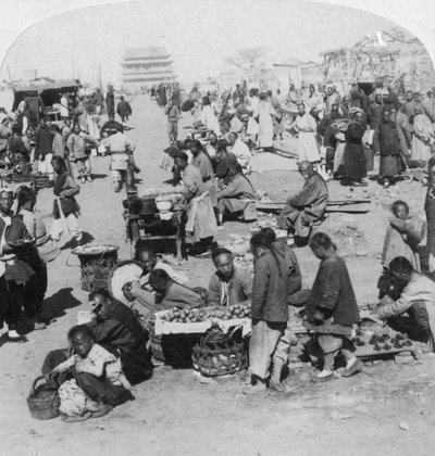 Un marché dans la ville tartare du nord, en direction de la tour du tambour, Pékin, Chine, 1901 - Underwood and Underwood