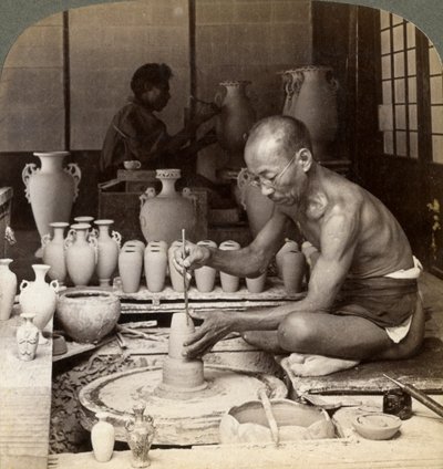 Un potier et son tour, façonnant un vase en porcelaine d