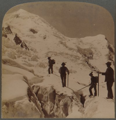 Ascension du Mont Blanc - traversée du glacier des Bossons - Grands Mulets au loin, Alpes, 1901 - Underwood and Underwood