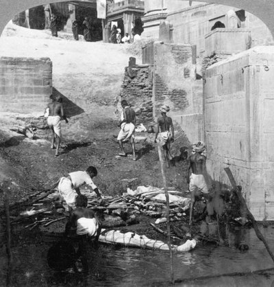 Baignade et crémation des morts hindous, Bénarès Varanasi, Inde 1903 - Underwood and Underwood