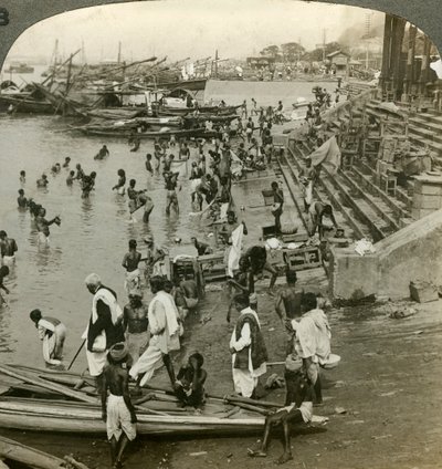 Baignade à un ghat sur le Gange, Calcutta, Inde, vers 1900 - Underwood and Underwood