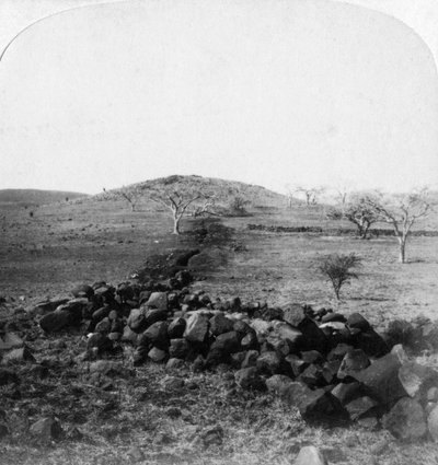 Tranchées boers et crête de Harts Hill, scène de la célèbre charge de la brigade irlandaise, Colenso, 1901 - Underwood and Underwood
