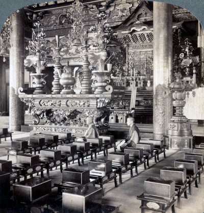 Prêtres bouddhistes au temple Ikegami, Omori, Japon, 1904 - Underwood and Underwood