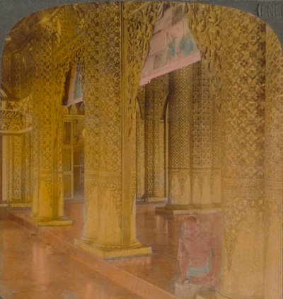 Intérieur du temple bouddhiste avec des décorations coûteuses en or et en couleurs, Moulmein, Birmanie, 1907. Artistes : Elmer Underwood, Bert Elias Underwood - Underwood and Underwood