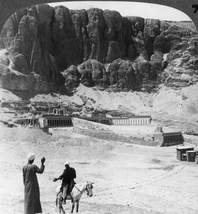 Enfoui depuis des siècles - terrasses colonnades du temple à Der-el-Bahri, Thèbes, Égypte - Underwood and Underwood