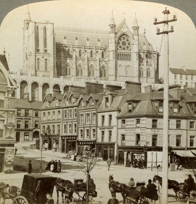 Cathédrale et rue principale, Queenstown, Irlande, fin du 19e siècle - Underwood and Underwood