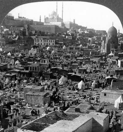 Citadelle et mosquée Mohammed Ali au-delà du cimetière Bab-el-Wezir, Le Caire, Égypte - Underwood and Underwood