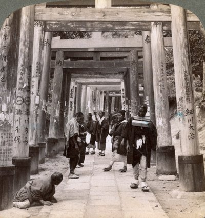 Aller et venir sous de longues rangées de torii sacrés, temple shinto d