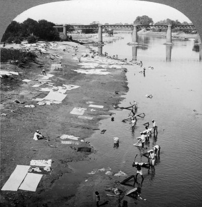 Dhobis lavant des vêtements dans la rivière Goomti, près de Lucknow, Inde, années 1900 - Underwood and Underwood