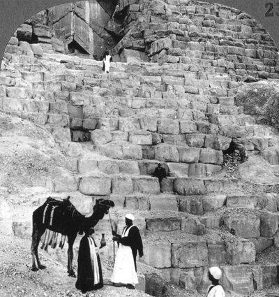 Entrée de la Grande Pyramide de Gizeh, Égypte - Underwood and Underwood