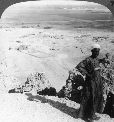 Des hautes falaises de Der-el-Bahri à travers la plaine jusqu