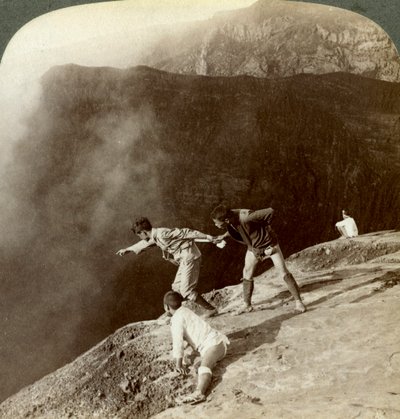 Regardant à travers les vapeurs sulfureuses dans les profondeurs du cratère, Aso-San, Japon, 1904 - Underwood and Underwood