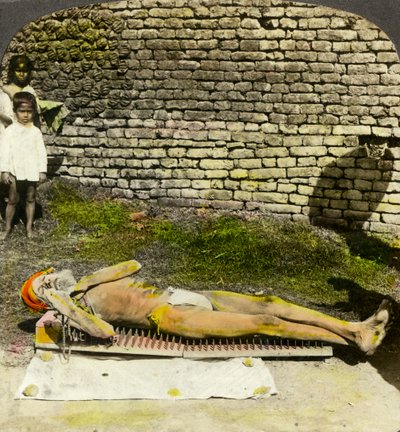 Dévot hindou sur un lit de clous près du sanctuaire de Kali, Calcutta, Inde, début du XXe siècle - Underwood and Underwood