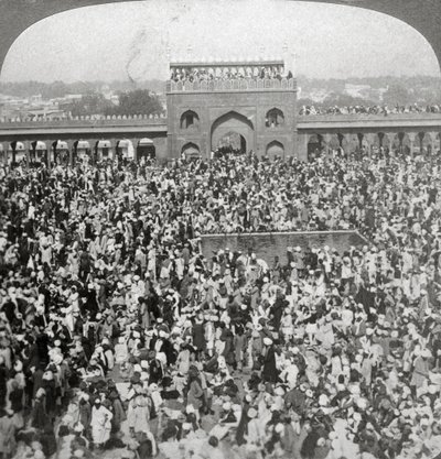 Dans la cour de la mosquée Jumma, Delhi, Inde, 1903 - Underwood and Underwood