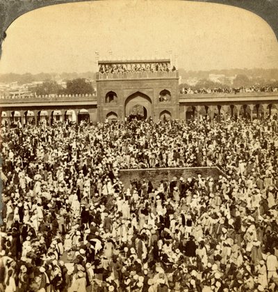 Dans la cour de la mosquée Jumma pendant le jeûne annuel, Delhi, Inde - Underwood and Underwood