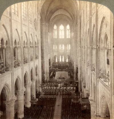 Intérieur de la grande cathédrale Notre-Dame, Paris, France, 1900 - Underwood and Underwood