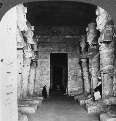 Intérieur du temple taillé dans la roche d