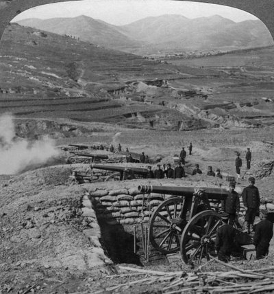 Batteries japonaises tirant sur des forts russes, Siège de Port Arthur, Guerre russo-japonaise, 1904-1905 - Underwood and Underwood