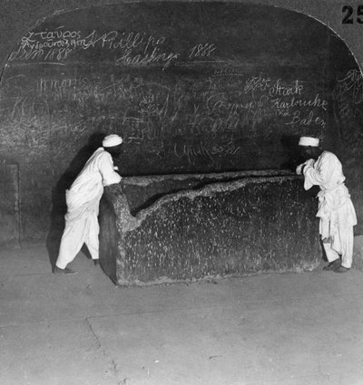 Sarcophage de Khéops, brisé par des voleurs, dans la Grande Pyramide, Égypte, 1905 - Underwood and Underwood