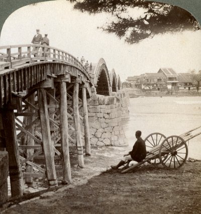 Pont Kintai sur la rivière Nishiki à Iwakuni, vue vers le nord, Japon, 1904 - Underwood and Underwood