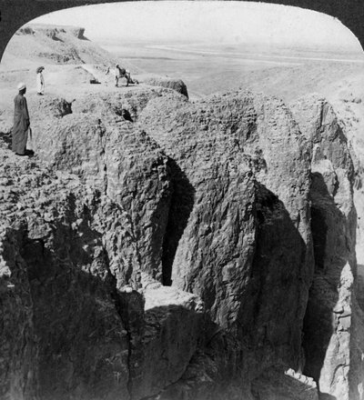 Vue sur le Nil depuis les falaises occidentales de Thèbes, Égypte, 1905 - Underwood and Underwood