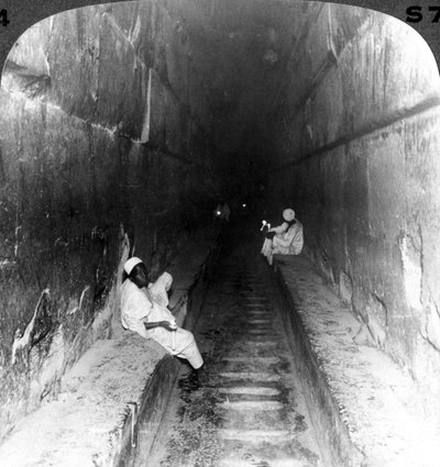 Vue du passage principal vers le sépulcre de Khufu dans la Grande Pyramide, Égypte, 1905 - Underwood and Underwood