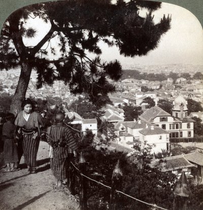 Vue vers le sud-est depuis les hauteurs couronnées de pins de Suwa-yama sur Kobe, Japon, 1904 - Underwood and Underwood