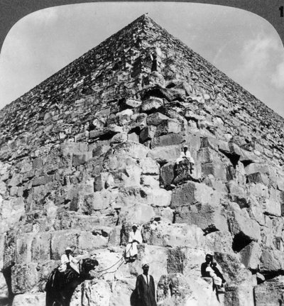 Regard vers le coin nord-est de la Grande Pyramide, Égypte, 1905 - Underwood and Underwood