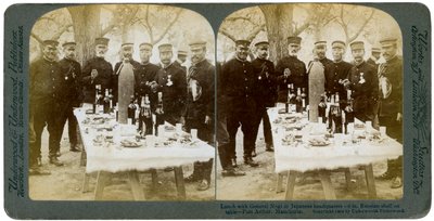 Déjeuner avec le général Nogi au quartier général japonais, Port Arthur, Mandchourie, 1904 - Underwood and Underwood