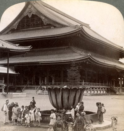 Façade principale du Higashi Hongan-ji, plus grand temple bouddhiste du Japon, Kyoto, 1904 - Underwood and Underwood