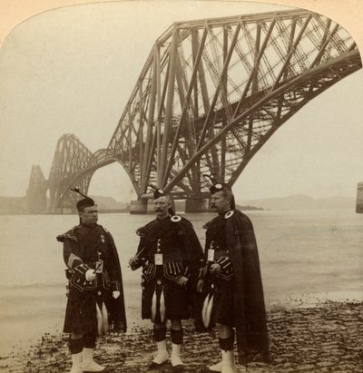 Hommes en costume écossais devant le pont du Forth, Écosse - Underwood and Underwood