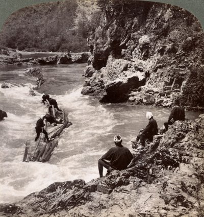 Hommes sur un radeau de bois, descendant les rapides de Hozu sur la rivière Katsura, Kyoto, Japon, 1904 - Underwood and Underwood