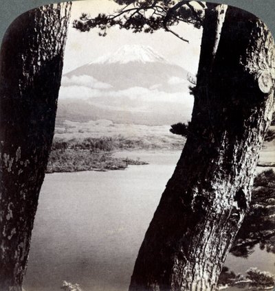 Mont Fuji, vu du nord-ouest, à travers les pins du lac Motosu, Japon - Underwood and Underwood