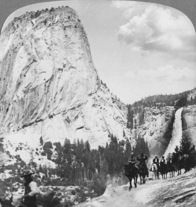 Chutes Nevada et Liberty Cap depuis un sentier, vallée de Yosemite, Californie, USA, 1902 - Underwood and Underwood