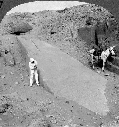Obélisque de quatre-vingt-douze pieds encore couché dans la carrière d