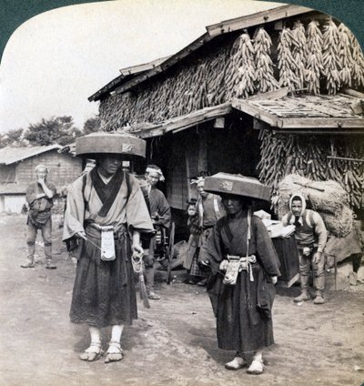 Mendiants pèlerins frappant de petits gongs, près du lac Kawaguchi, Japon - Underwood and Underwood